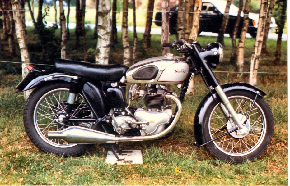 Norton Mod 7   500cc
Die vorlaüferin der Domminator reihe beim Begonia Rally 1986
