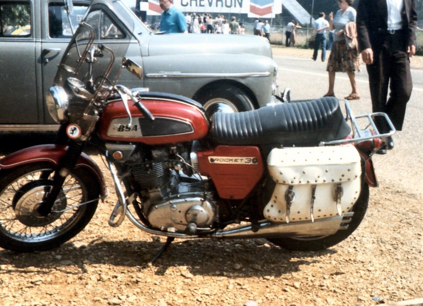 Early BSA Rocket III
Eine der ersten BSA rocket750 dreicylinder hier ausgestattet mit nostalgisch wirkende weißen satteltaschen und orginale ray gun auspufftöpfe
