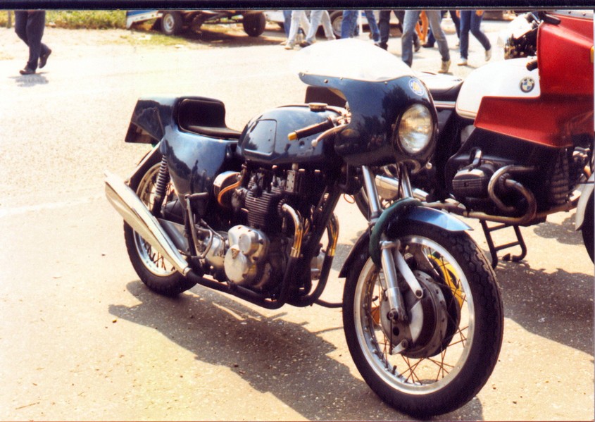 Cafe Racing Trident
Eine 750 Trident Triumph der erste generation in cafe racer style beim Zolder HGP 1986. 
