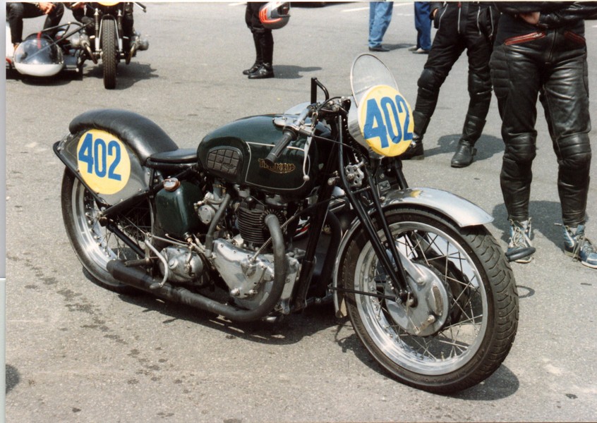 Triumph 650 twin side car racer
Eigenbau seitenwagen renner, beim Oldtimer GP auf dem Ring in 1989.
