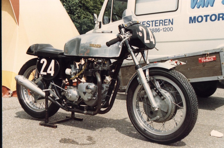 Triumph twin racer
Eigenbau Triumph twin renner beim Zolder HGP 1988
