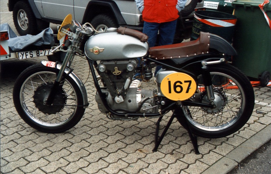 Simson dohc (3)
Renngeschichte aus dem Osten mit dabei beim Jan Wellem Pokal  1990.
