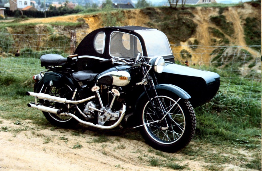 BSA  V-twin with saloon type side car
Dieses schönes gespann war zu sehen auf die John Bull Rally in 1987.
