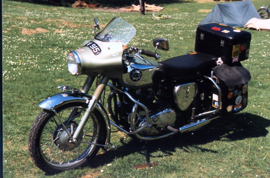 BSA 500
Eine 500 twin aus dem späten 50er beim John Bull Rally in 1987.
