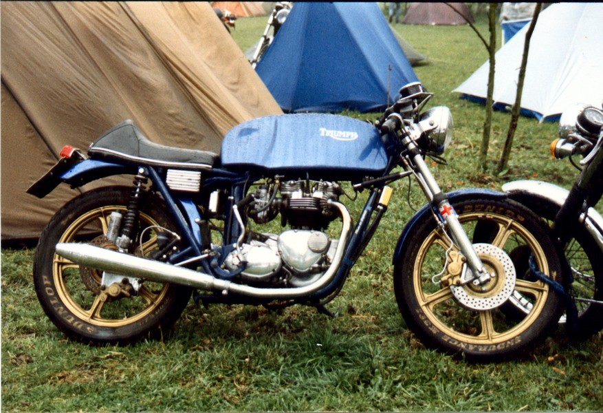 Bonni cafe racer
750 Triumph Bonnville  im sportlichem kleid.
