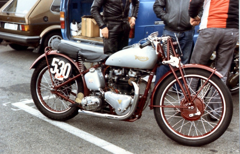 Triumhph speed twin
Eine 500er speed twin aus früheren jahren beim Jan Wellem Pokal 1986.
