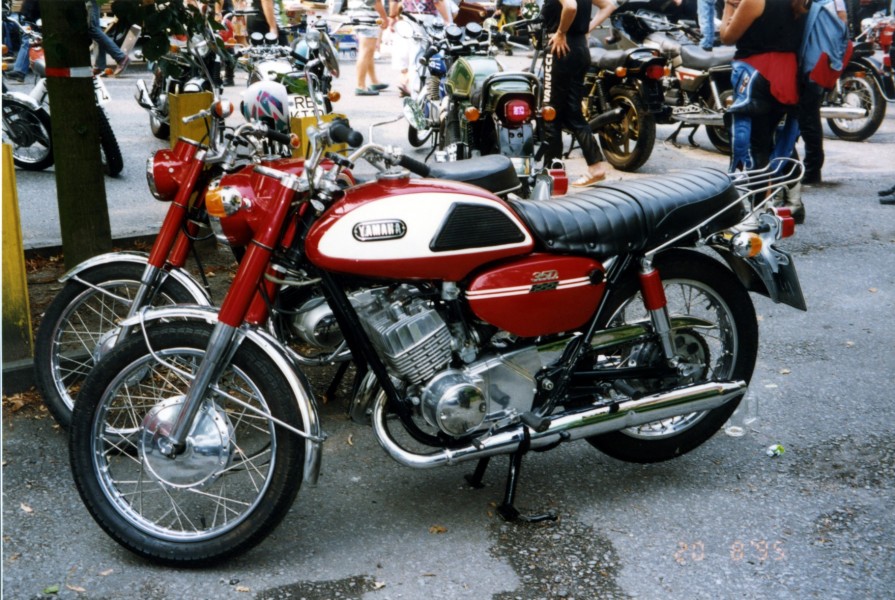 Yamaha 350  late 60´s
eine 350oer zweitakt Yamaha twin beim first classic day in Essen 1995
350 two stroke twin Yamaha on the first classic day in Essen 1995
