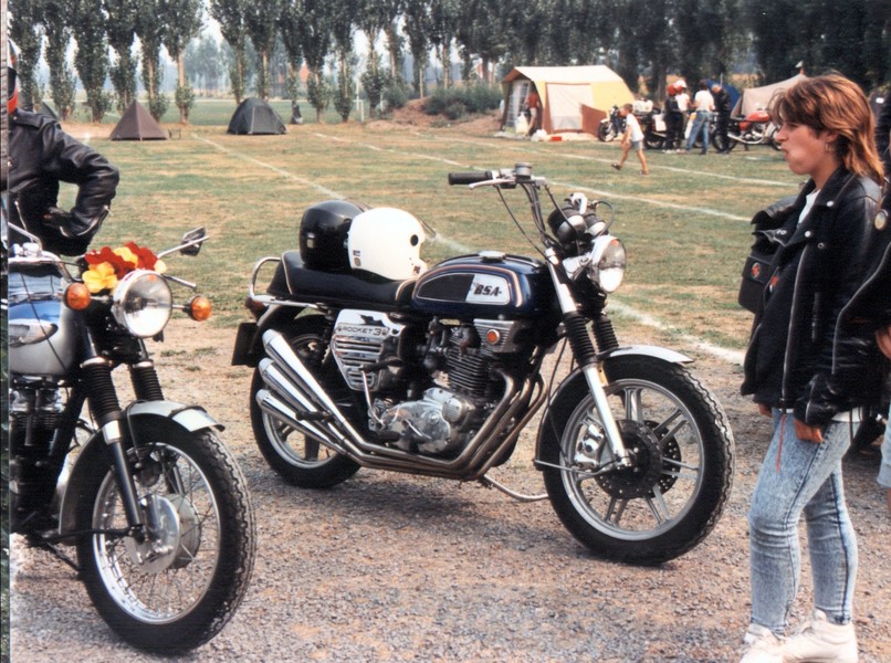 BSA rocket III - late 60´s
Eine 750 rocket III aber mit auspuff a la Tiumph Hurricane.
