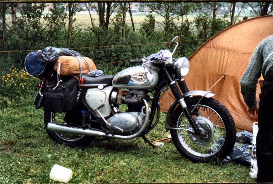 BSA A 65 - mid sixties
Diese fertig bepackte maschine war zu sehen auf der Einhorn Rally in 1987.
