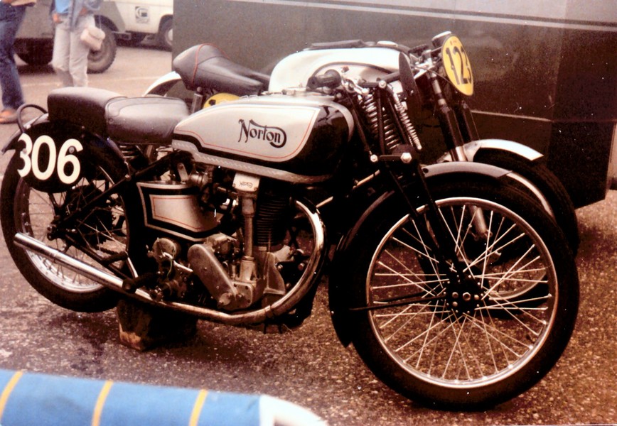 Norton international racer 
der vorlaufer der Manx
