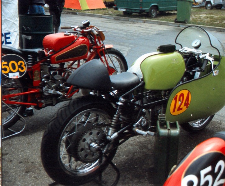 Old Racing Guzzi´s
Guzzi legenden auf den Ring.
