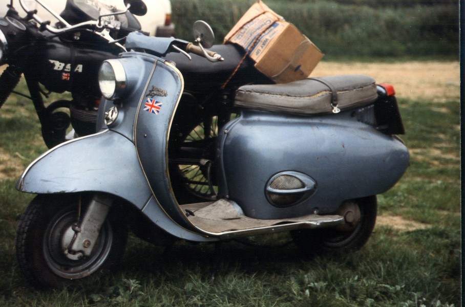 Tigress 200
Mit diesem roller versuchte Triumph an zu knopfen an der erfolg der italienischen roller welle. Leider würde hieraus nichts und sind diesen Englischen scooter heute eine echte seltenheit.
