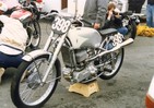 Dateiname=DKW 350 werks rennmaschine zwei takt compressormotor JWP.jpg
Dateigröße=282KB
Abmessungen: 1672x1179
hinzugefügt am: %18. %916 %2005 DKW 350 werks rennmaschine zwei takt compressormotor JWP.jpg