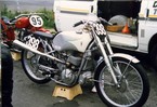 Dateiname=DKW 350 werks rennmaschine Die singende sge JWP88.jpg
Dateigröße=271KB
Abmessungen: 1672x1147
hinzugefügt am: %18. %915 %2005 DKW 350 werks rennmaschine Die singende sge JWP88.jpg