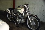 Dateiname=Kommpresor_DKW_250cc_-_Singende_S�ge.jpg
Dateigröße=223KB
Abmessungen: 1710x1157
hinzugefügt am: %18. %902 %2005 Kommpresor_DKW_250cc_-_Singende_S�ge.jpg