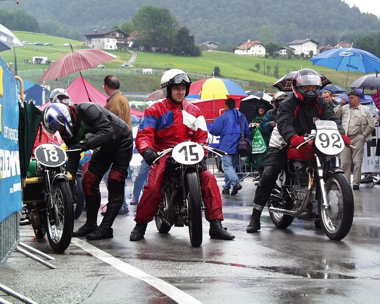 Vorstart: Parade Legenden, Stars und besondere Motorräder
Der erste Auftritt für meine vollradiale 250-er Cotton Python. Es ist schon etwas Unbeschreibliches in einem Feld von Weltmeistern und Werksmaschinen mitfahren zu dürfen.
