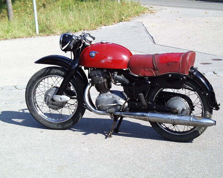 NSU Max Spezial 1955
Wer kennt Tank und Sitzbank? Diese Max wurde offensichtlich mit diesem Tank und Sitzbank in der Schweiz von einem Motorradhändler in Winterthur so ausgeliefert. Gab es das für Export?
Hinweise bitte an info@zuendapp-dienst.de 
