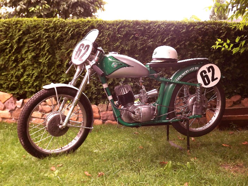 MZ 125 RE 1958 auf Basis einer RT 125/2
MZ 125 RE, auf Basis einer RT 125/2, Baujahr 1958 - die Maschine habe ich 
von Werner Reichenbächer/Rötha im Schrottzustand erworben und wurde 
komplett neu aufgebaut. Leider konnte er die fertige Maschine nicht mehr 
sehen, er verstarb 2004 plötzlich beim Lückendorfer Bergrennen. :-(

