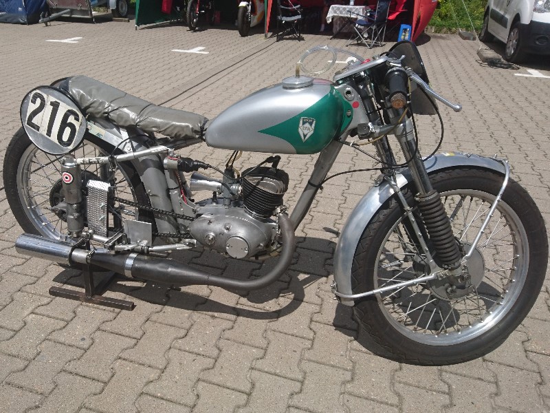 RT 125 RE von Udo Wagner im Fahrerlager
