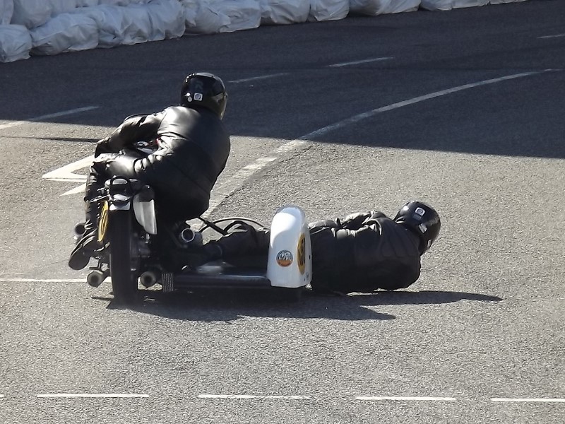 voller Körpereinsatz bei den Sidecars
