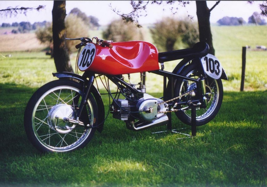 Rumi Gobetto
Rumi SS 52 "Gobetto" Bj. 1952 125 ccm  2 Cyl.  2 Takt.
Eine der wenigen "echten" orginalen.
Nach Dornröschenschlaf wieder fit wie am ersten Tag.
