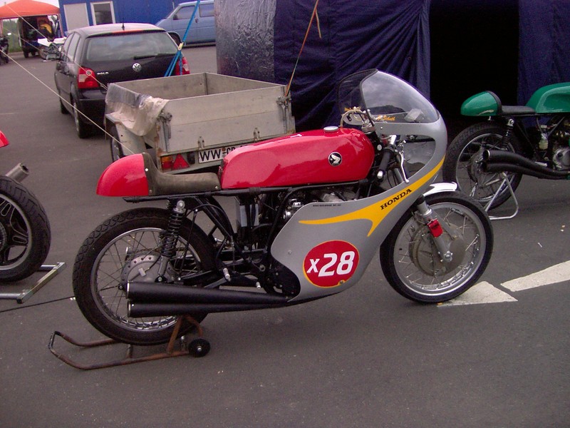 Kölner Kurs 2006
Honda Nachbau Mike Hailwood RC 181

Gerd Schuth
