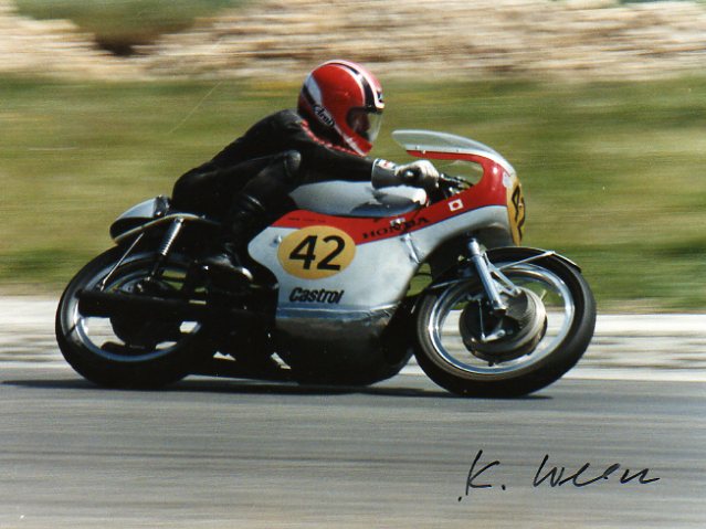 Kurt Weber auf seiner  Honda No.42 in der Start Kurve von Lignieres
