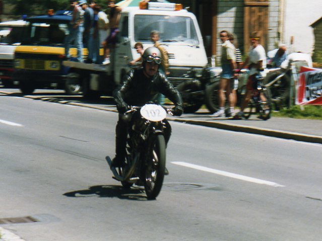 Roland Schmid beim Start zum Klausenrennen 1993 auf seiner Condor C35 1926 1Zylinder 350ccm
