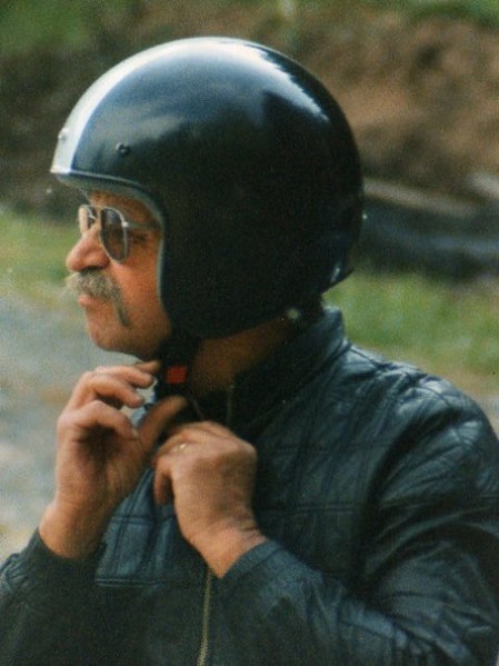 Hans-Rudolf Leutwyler weiss wie man Motorrad fährt:Zwischen 1953 und 1958 fuhr er Rennen erreichte 19mal Rang1 und wurde zweimal Schweizer Meister.
