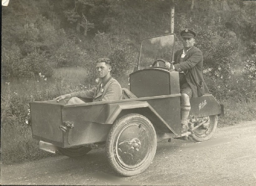 Trike von Goliath
Als sie noch nicht wussten das daß kleine Rad vorne cooler ist ...
Und ein Lenkrad eher was für`s Auto...
