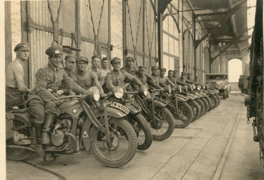 11 x BMW oder das wäre ein k. Vermögen
Bild von der Krad Ausbildung um 1934 alle Maschinen noch mit RW
Nummernschild. Hoffe euch gefallen meine vergilbten Analog Fotos.
