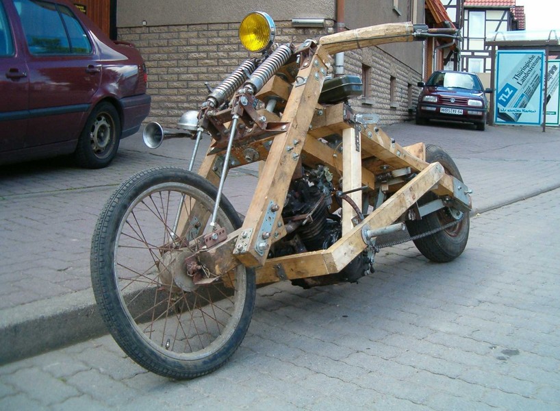 Holzmotorrad
Ist zwar weder alt noch ein Renner. macht aber einen Mordsgaudi der Bock. Wenn´s  sein muß, rennt das Teil 120 Sachen...
