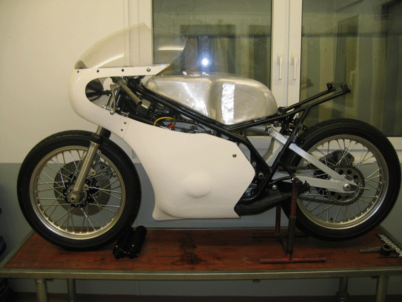 YAMAHA TZ 350 im Aufbau
http://www.swiss-yamaha-team.ch/classicnews.htm
