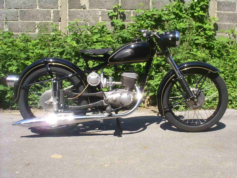MZ RT 125/3 Bj 1959
Ausführliche Dokumentation der Restaurierung unter www.rt-125.de.vu
Schlüsselwörter: MZ,RT,IFA,125,Restauration,Restaurierung,125/1,125/2,125/3,www.rt-125.de.vu,fritte