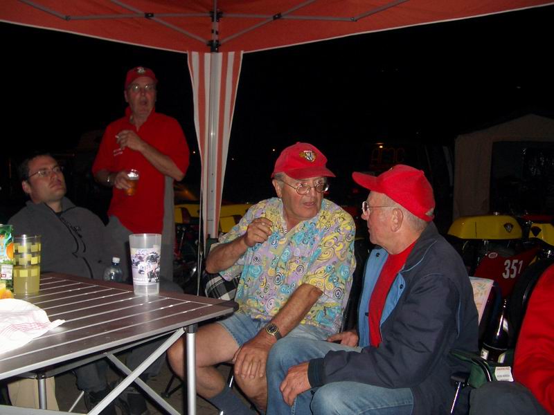 Historic Leipzig
Tiefschürfende Diskussionen zwischen "Waldi" und Erich Sander dem alten Maico Recken.
