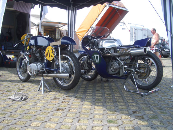 VFV-Oschersleben
Honda 250, Bj.´62, Renate Haepe, jetzt mit lauten Endrohren
Seeley 500, Bj.´70, Tilmann Runck (ohne Pleul aus dem Gehäuse) ;-)
