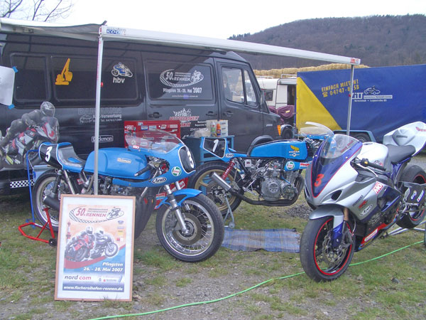 Der Hinck´sche Fuhrpark
Rickmann Kawasaki von Kenny Hinck, Honda 500RSC von Vater Hinrich Hinck sowie der moderne Suzuki 1000RS "Hobel" von Kenny, bei dem sich zeigte, das die weltbestände an Titan sehr endlich sind ;-)
