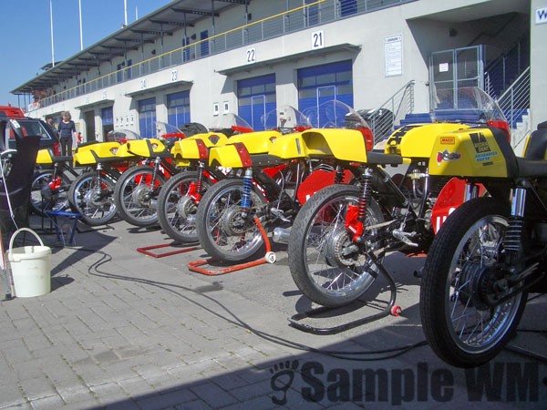 Einstellfahrt Oschersleben - Maico Racing Team Leipzig
... hhmmm, es geht doch nichts über hübsche Hintern in einer Reihe ... und es werden jährlich immer mehr.
