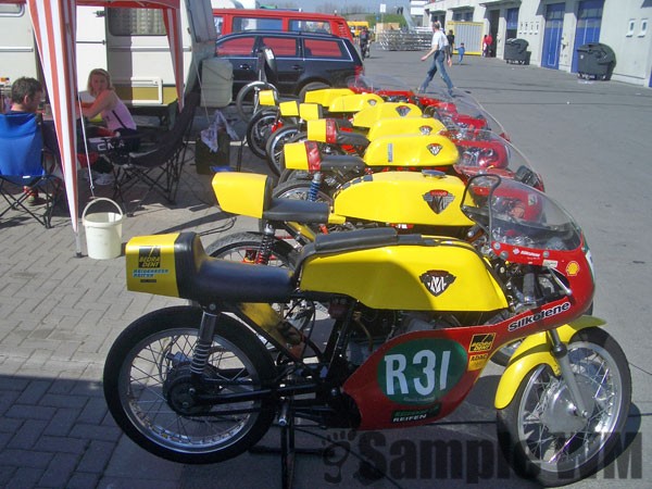 Einstellfahrten Oschersleben - Maico Racing Team Leipzig
Nein es handelt sich nicht um eine optische Täuschung, es sind wirklich 7 Maicos des Teams.
Neue Mitglieder werden gerne noch aufgenommen.
