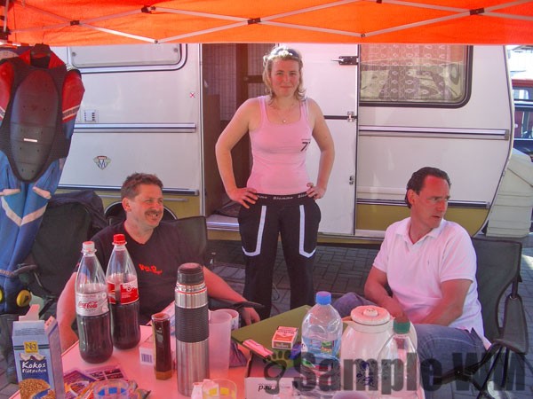 Einstellfahrten Oschersleben - Maico Racing Team Leipzig
"Rennopa" Thomas Schulze, "Rennmama" Dana Schulze und der liebe Gustl, Hauptorganisator der Historic Leipzig.
