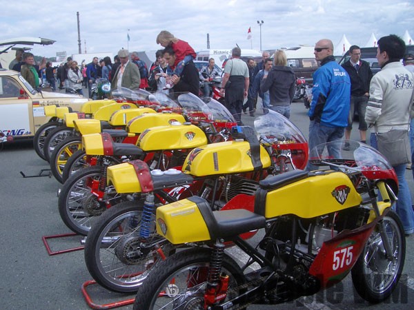 80 Jahre Sachsenring
Unglaubliche Zuschauermengen säumten auch das Fahrerlager abseits der Stars. Viele Fragen von teilweise sehr fachkundigem Publikum. Von diesen Zuschauermengen träumen andere Oldtimer Veranstaltungen.
