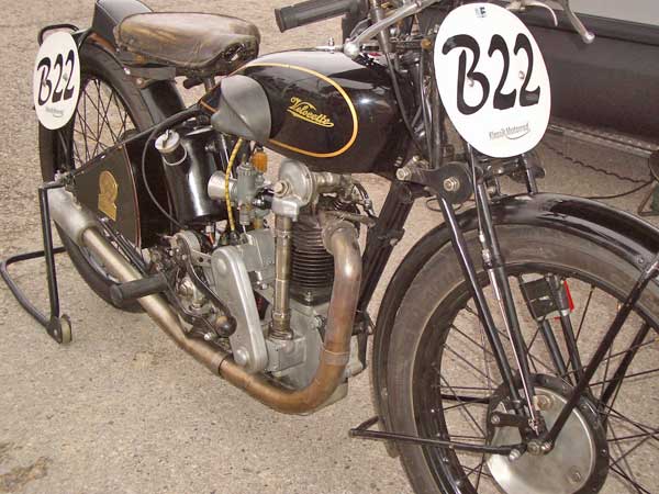 Norisring 2006
Helmuth Schmidtner mit seiner VelocetteKSS MK 1 Baujahr 1929
