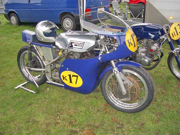 Norisring 2006
Auf fast jeder Veranstaltung anzutreffen Tilmann Runck mit seiner 500er Triton Bj. ´55, sowie seine Lebensgefährtin Renate Haepe auf ihrer Honda CB 72, 250ccm, Bj. 1962
