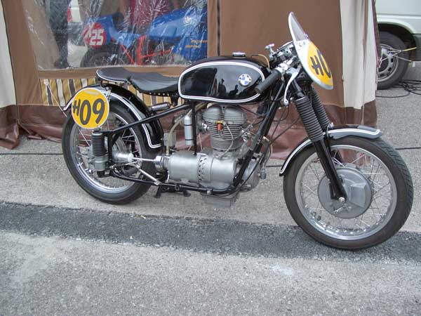 Norisring 2006
Klaus Horn mit seiner BMW R25/2, 269ccm, Bj. 1952. Mit extra Ölzufuhr, damit sich die Mechanik am Kopf so richtig wohl fühlen kann.
