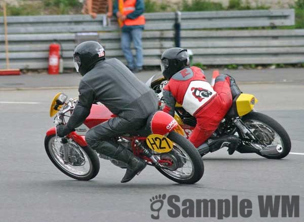 Norisring 2006
Foto: Edith Gafner-Bossert
André Siemon auf seiner MD 250 im Parallelflug mit Josef Balasz auf Aermacchi Sprint 250
