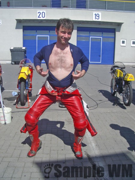 Einstellfahrten Oschersleben - Maico Racing Team Leipzig
Apropos Figur, unser Chippendale Tommi Körner muss sich auch nicht verstecken mit seinem renngestählten Körper.
