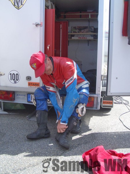 80 Jahre Sachsenring
Schrauberkönig Wolle beim Ankleiden für den Abschlußkorso.
