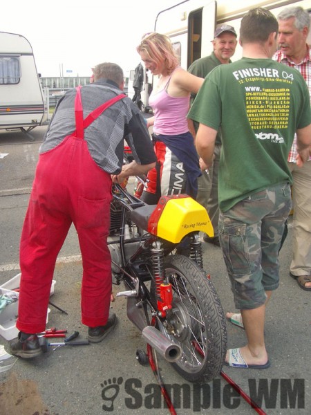 80 Jahre Sachsenring
Schnell die Maschine fit machen für den Abschlußkorso.
