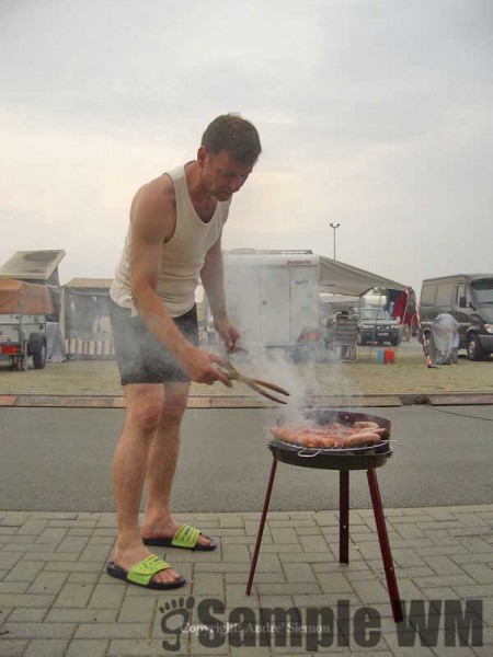 VFV-Oschersleben
Grillmeister Tommi, der sich scheinbar selber durch räuchern "haltbarer" machen möchte
