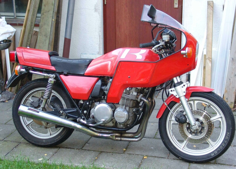 Kawasaki Z 650 LTD Cup
unrestauriert                                                                                       Cup Rennmaschine von 1979 , Grundmodell war die Z650B1 von 1977
Mit Straßenzulassung;Der Umbau bezog sich nur auf Fahrwerksteile,
Ronal Gußräder,großer Tank,M-Lenker,Verkleidung,Sitzbak mit Abdeckung,andere Schutzbleche,größere Reifen,andere Seitendeckel,Grimeka Scheibenbremse am Hinterrad,die Motorleistung blieb unverändert
